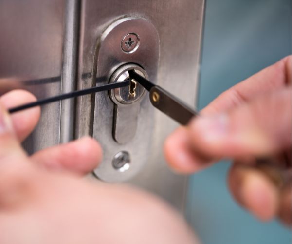 Beschädigungsfreie Türöffnung mit Spezialwerkzeug am Schließzylinder