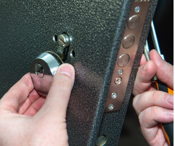 Schlossreparatur – Techniker repariert den Schlossmechanismus der Tür